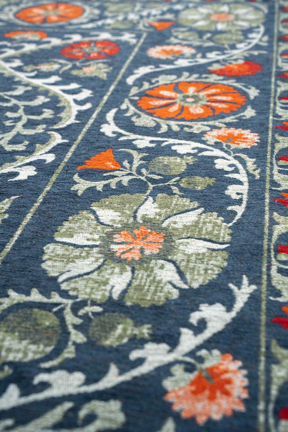 Louis De Poortere preproga Antiquarian Suzani 9730 Nordic zoom vertical